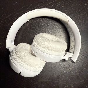 NEVER WORN JBL Tune 520BT Bluetooth Wireless On-Ear Headphones